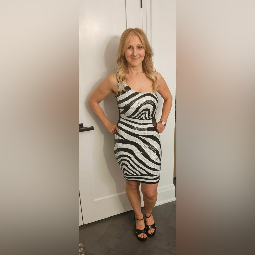 Elegant Black and White One-Shoulder Sequins Dress
MEASUREMENTS: See Photos